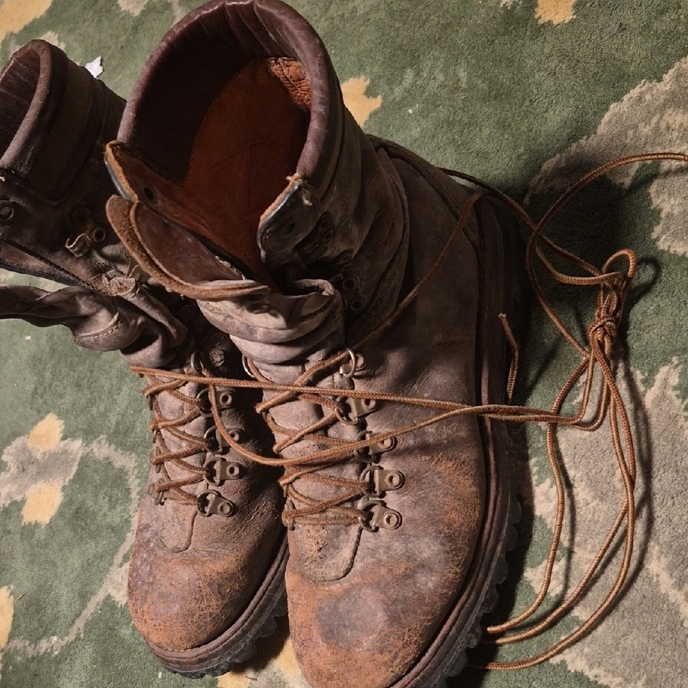 Rugged Men's Tan Leather Boots - Picture 5 of 12
